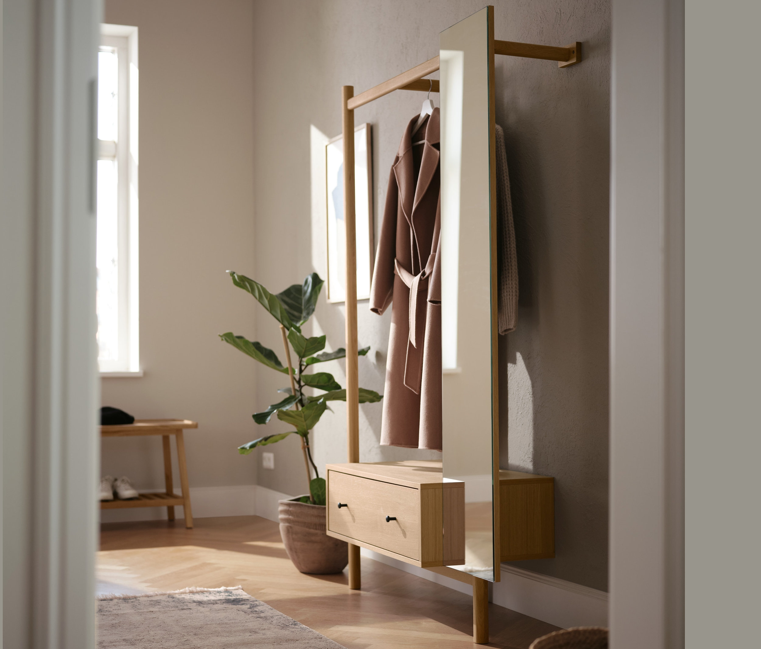 Flur mit Teppich »Palace 100«, Sitzbank mit Ablage, Spiegel und Mantel.