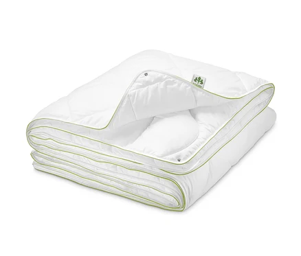 Gefaltete, weiße irisette® greenline 4-Jahreszeiten-Steppbett mit grüner Bordüre.