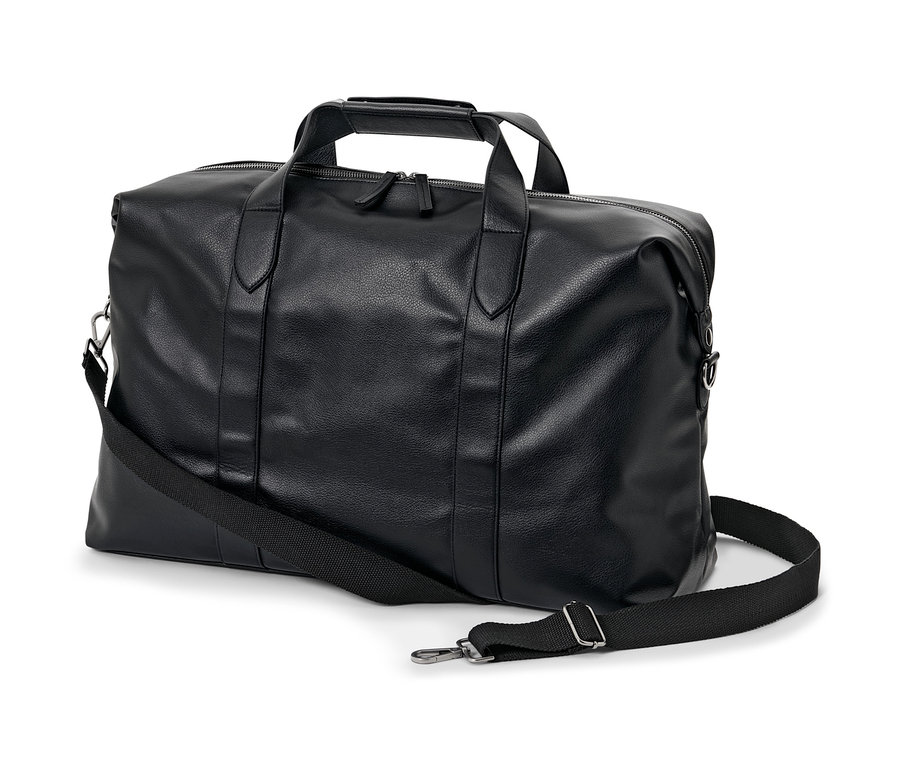 Eine schwarze Weekender-Tasche mit Schultergurt liegt auf einem weißen Hintergrund.