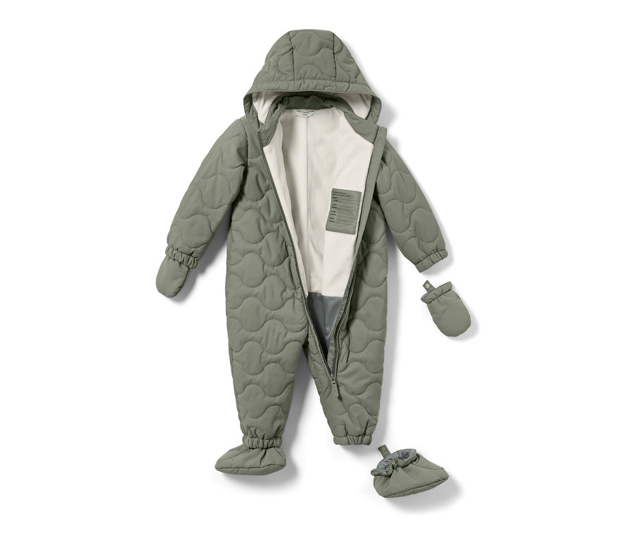 Ein olivgrüner Baby-Winteroverall mit Kapuze, Handschuhen und Füßlingen liegt auf einem weißen Hintergrund.