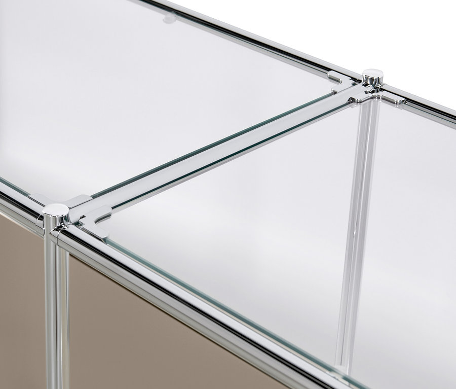 Detailansicht des Sideboards Metall »CN3« mit Klappen und Glasböden in Taupe.