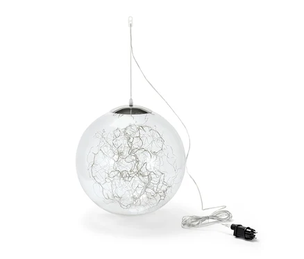 Eine hängende LED-Kugel, ca. 40 cm, mit silbernen Drähten im Inneren und einem Kabel mit einem schwarzen Stecker.