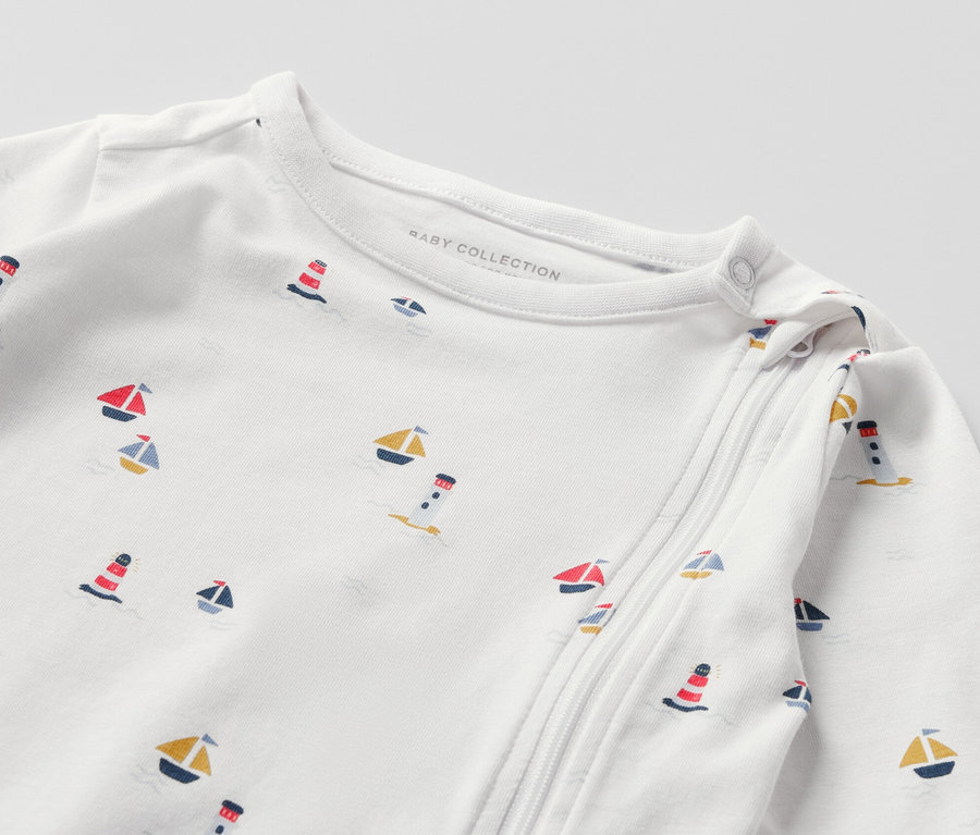 Detailansicht von 3 Baby-Pyjamas mit maritimem Muster.
