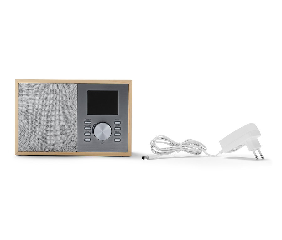 DAB+/FM-Digitalradio mit Bluetooth® in einem Holzrahmen, zusammen mit einem Netzteil.