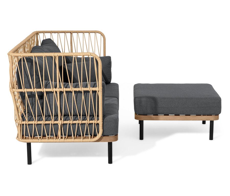 Abbildung eines Loungesofas mit Fußhocker. Das Sofa hat einen Rattanrahmen und graue Kissen.