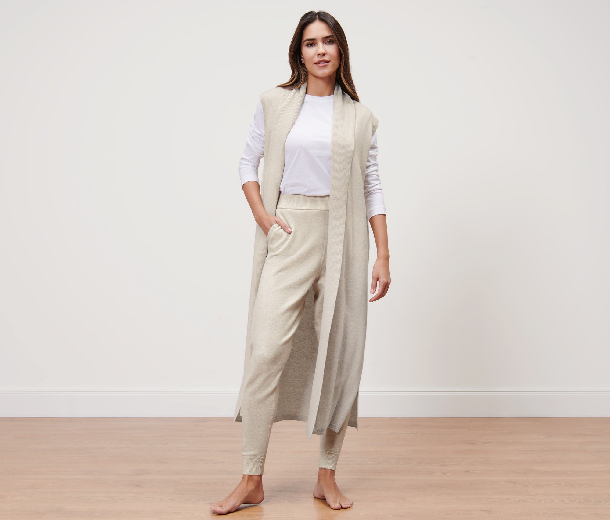 Frau trägt eine Lounge-Weste aus Strick.