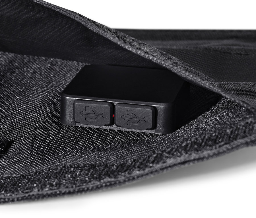 Detailansicht eines faltbaren Solar-Ladegeräts in einer schwarzen Stoffhülle.