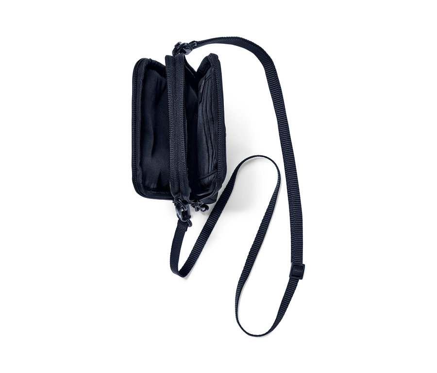 Detailaufnahme von zwei schwarzen Umhängetaschen mit offenen Fächern und verstellbaren Trägern.