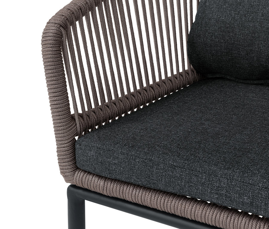 Detailansicht eines Dining-Sessels mit Textilgeflecht und runder Rückenlehne.