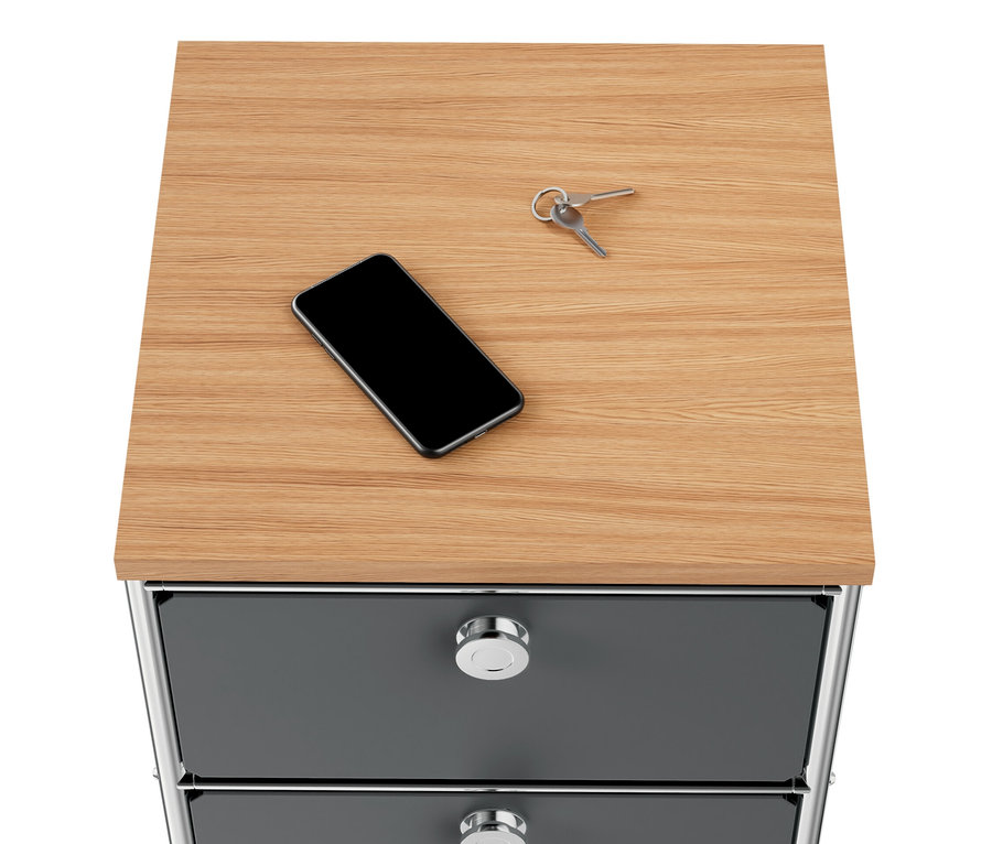 Auf der schmalen grauen Kommode Metall »CN3« mit Holzplatte und 2 Schubladen liegen Handy und Schlüssel.