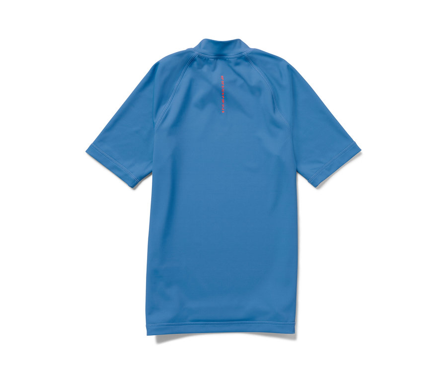 Blaues Kinder-Shirt mit UV-Schutzfaktor 80, von hinten gezeigt.