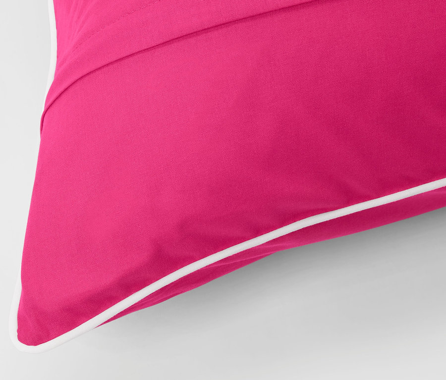 Detailansicht von pinker Renforcé-Bettwäsche in Normalgröße mit weißer Bordüre.