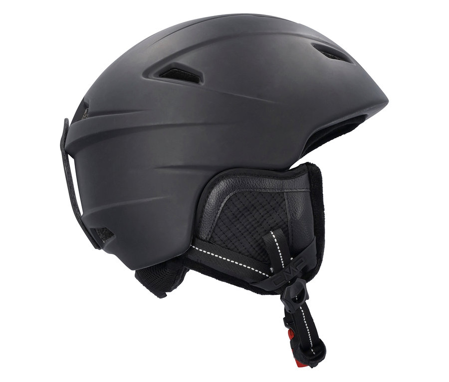 Detailansicht eines schwarzen Skihelms mit Ohrenschützern und verstellbarem Riemen.