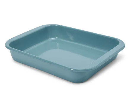 Ein hellblaues, rechteckiges Backblech.