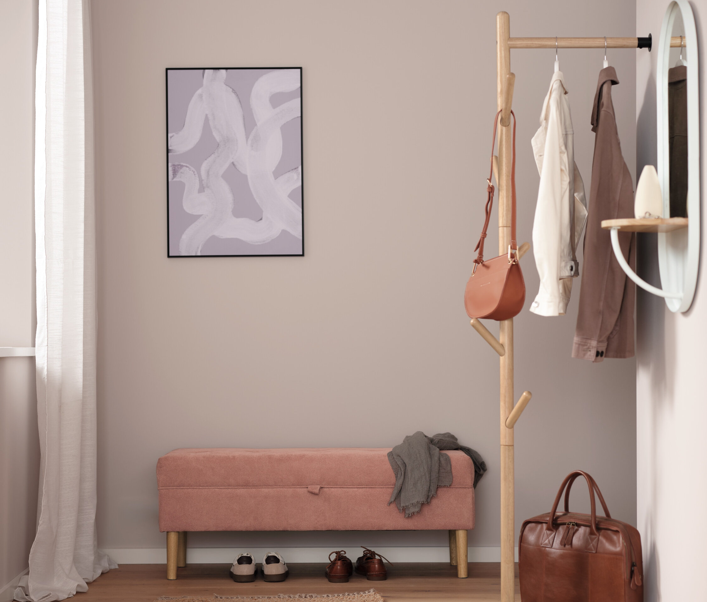 Flur mit rosa Bank, Schuhen, braunem Teppich, Garderobenständer, Handtasche und Spiegel.