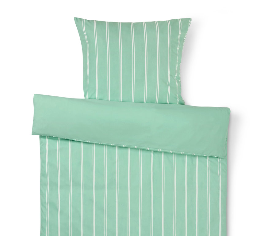 Grün gestreifte Bettwäsche und Kissen.