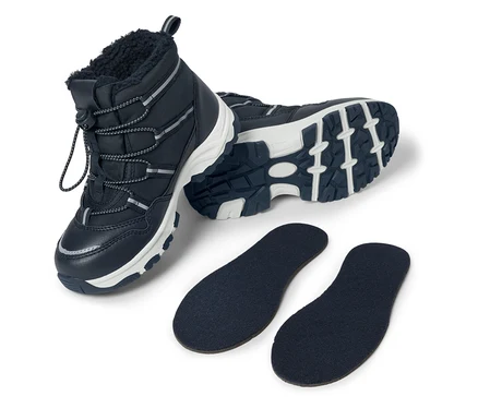 Marineblaue Winterstiefel mit weißer Sohle und zwei marineblaue Schuheinlagen.