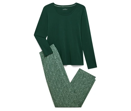 Ein grüner Schlafanzug mit langen Ärmeln und einer Hose mit grünem Blättermuster liegt auf einem weißen Hintergrund.