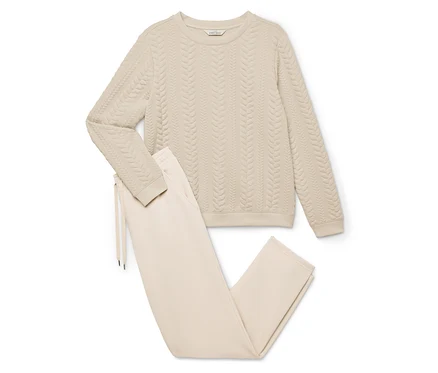 Beiger Hausanzug, bestehend aus einem Pullover mit Zopfmuster und einer Hose mit Kordelzug.