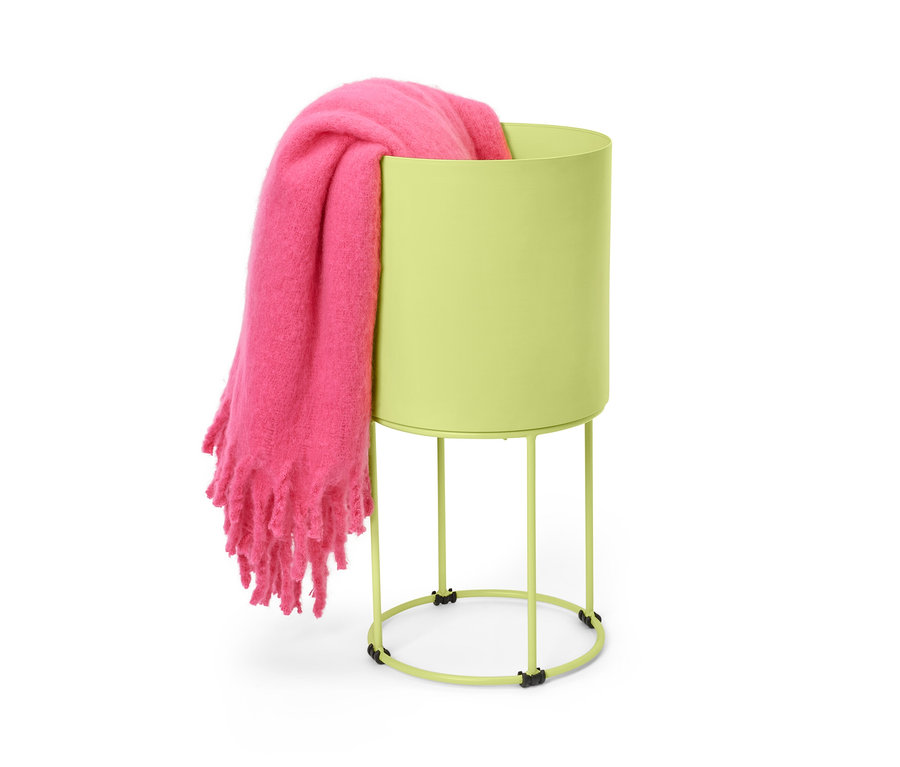 Pinke Decke liegt in runder Pflanzbox.