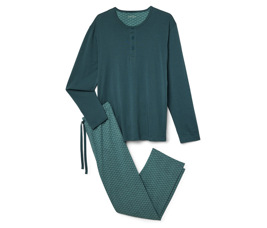 Ein grüner Schlafanzug mit langen Ärmeln und gemusterter Hose liegt auf einem weißen Hintergrund.