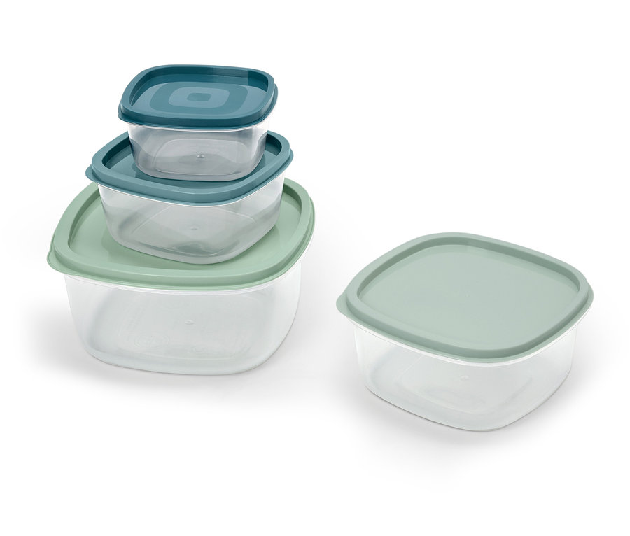 Vier durchsichtige Plastikbehälter mit Deckel. Drei Behälter mit blauen Deckeln sind gestapelt, ein Behälter mit grünem Deckel steht daneben.