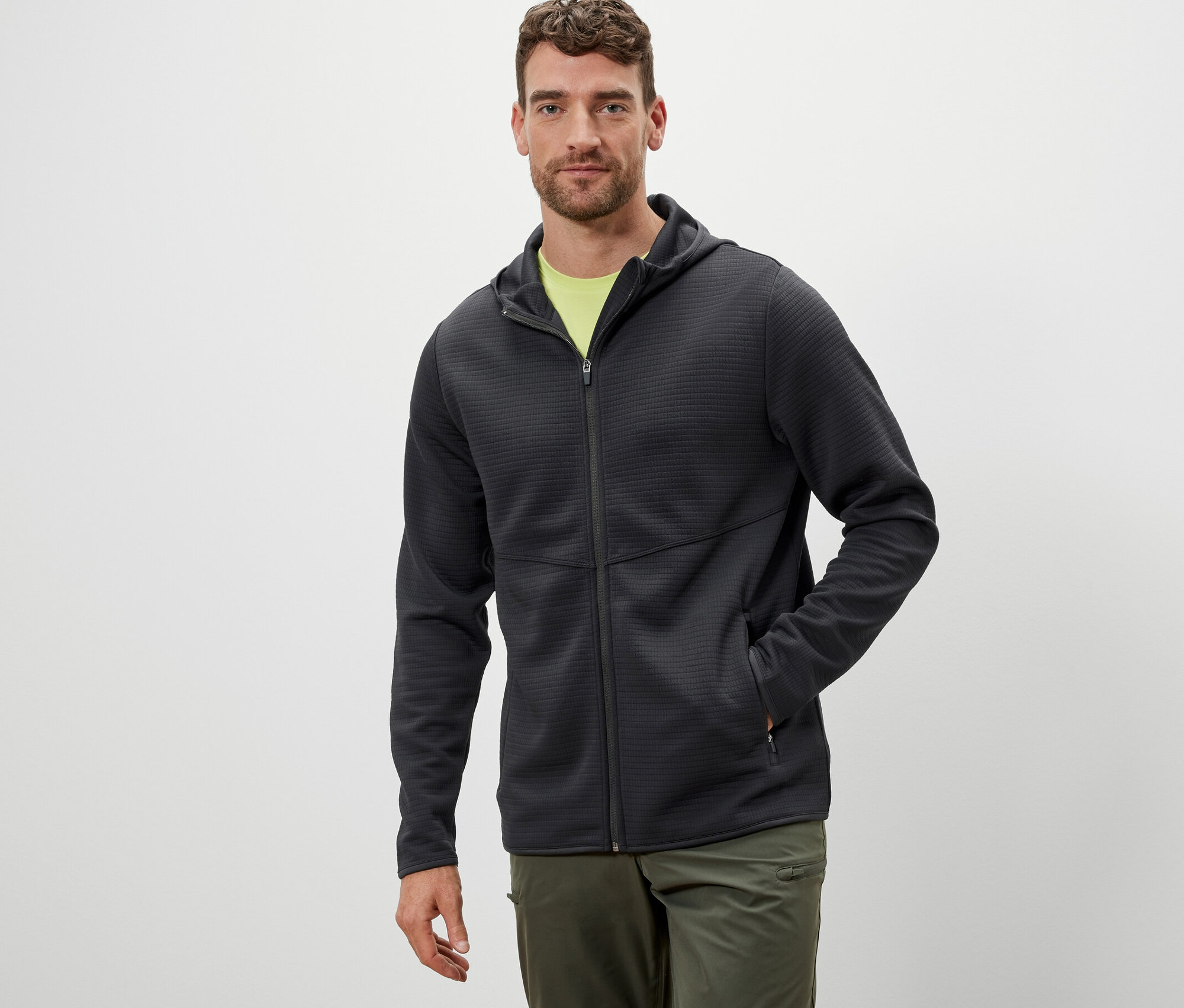 Mann trägt eine anthrazitfarbene Funktionsjacke.
