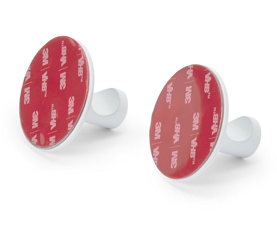 Zwei silberne Haken mit roter, runder 3M VHB™ Klebefläche auf weißem Hintergrund.