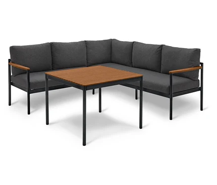 Ein graues Ecksofa mit Holztisch steht auf einem weißen Hintergrund.