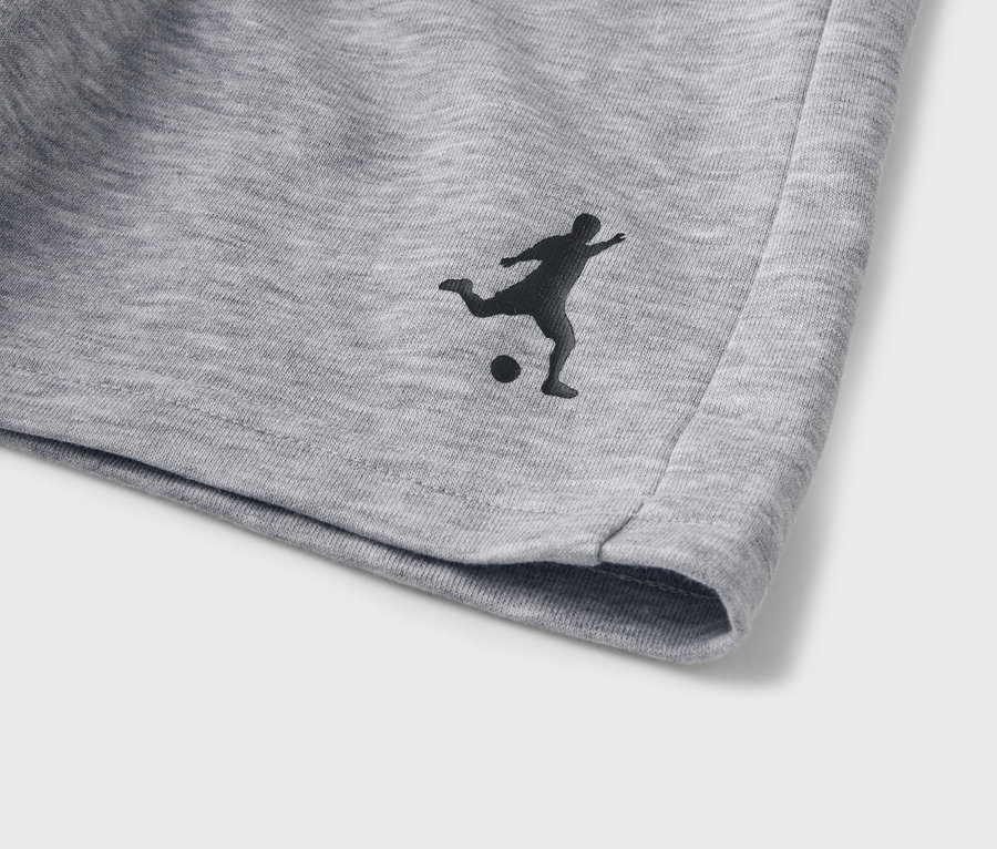 Detail einer grauen Shorts mit einer schwarzen Silhouette eines Fußballspielers.