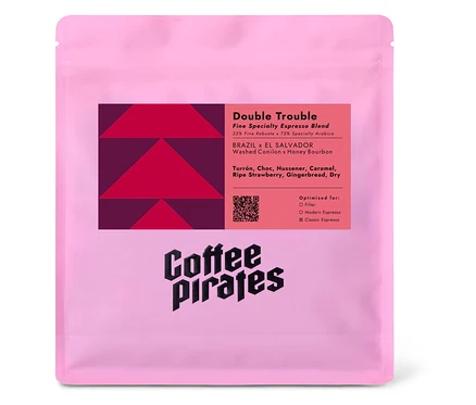 Eine hellrosa Kaffeepackung von Coffee Pirates mit der Aufschrift Double Trouble.