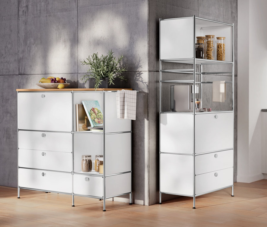 Im Raum stehen ein Sideboard Metall »CN3« mit Holzplatte, 1 Klappenfach und 4 Schubladen, weiß und ein Regal Metall »CN3« mit 1 Klappenfach und 2 Schubladen.