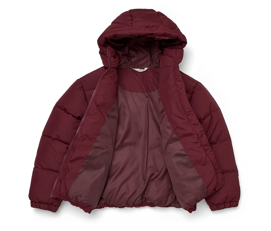 Dunkelrote, gesteppte Daunenjacke mit Kapuze, offen liegend auf weißem Hintergrund.