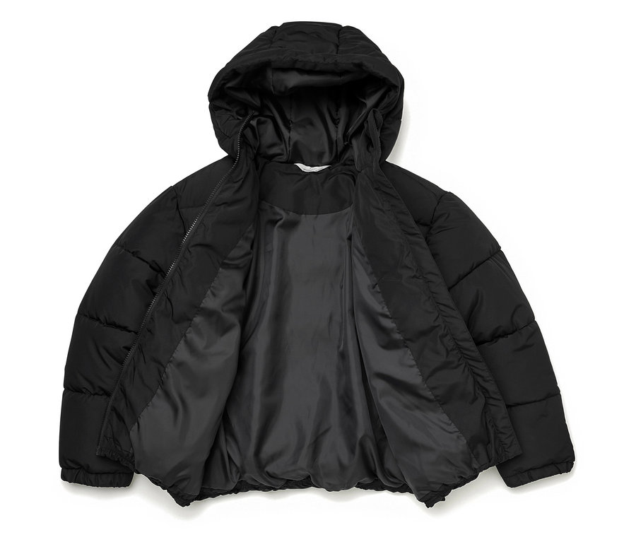 Schwarze Steppjacke mit Kapuze, offen auf einem weißen Hintergrund liegend.