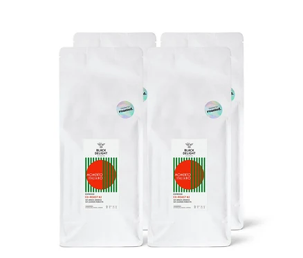 Vier weiße Säcke Black Delight x roasted. - Momento Italiano Co-Roast #2 Espresso - 4x1 kg Ganze Bohne