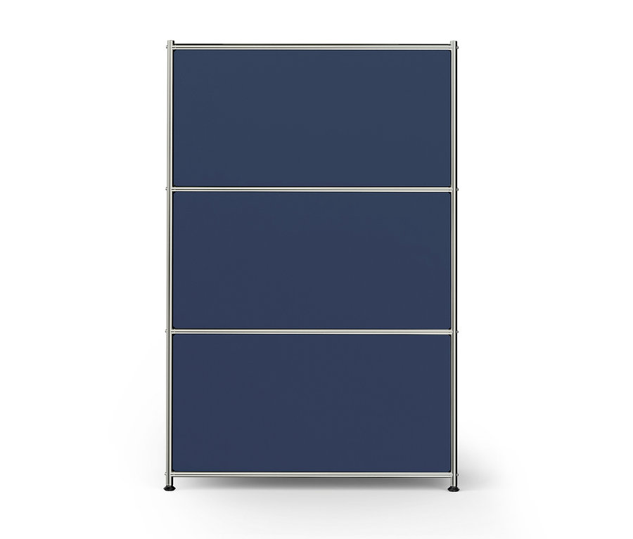 Ein hohes, modulares Regal mit einem silbernen Rahmen und drei dunkelblauen Paneelen, auf weißem Hintergrund stehend.