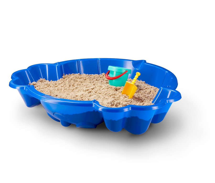 Blaues Kunststoff-Sandkastengehäuse mit Sand, grünem Eimer und gelber Schaufel.