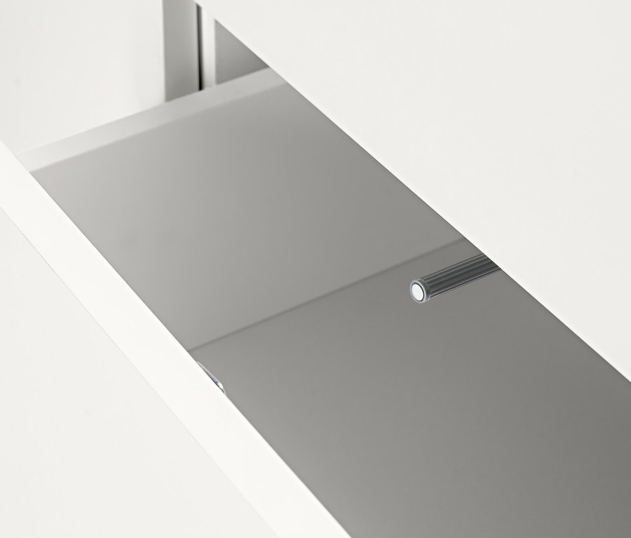Detail einer geöffneten Schublade eines Highboards.