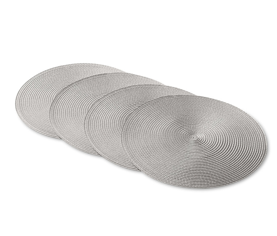 Vier silberne Platzsets auf einem weißen Hintergrund.