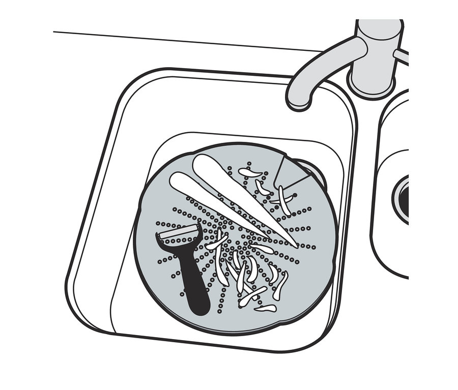 Flaches Spülbecken-Sieb im Waschbecken mit Essensresten und einem Schäler.