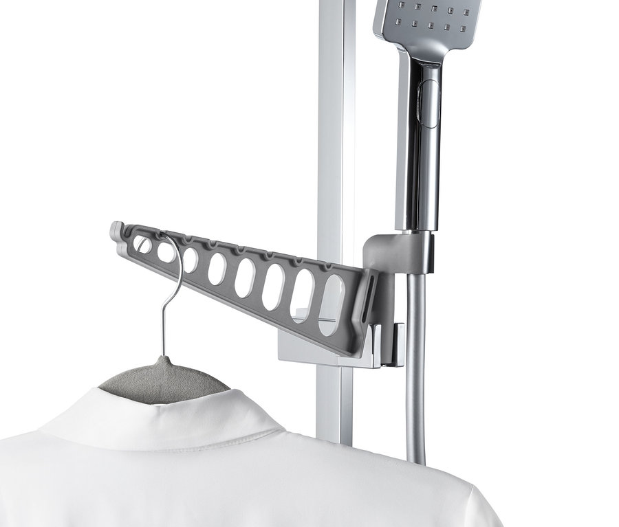 An einer Duschstange ist ein 2-in-1: Wäschetrockner und -auslüfter angebracht, an dem ein weißes Hemd auf einem Bügel hängt.