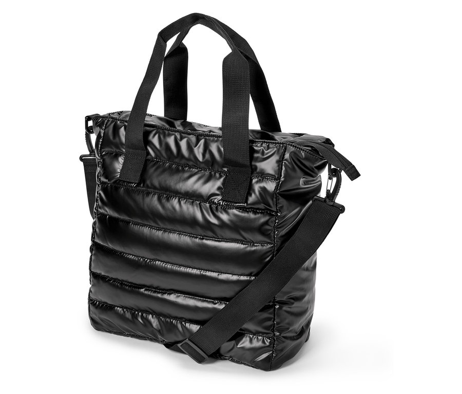 Eine schwarze, gesteppte Handtasche mit schwarzen Griffen und Schultergurt.