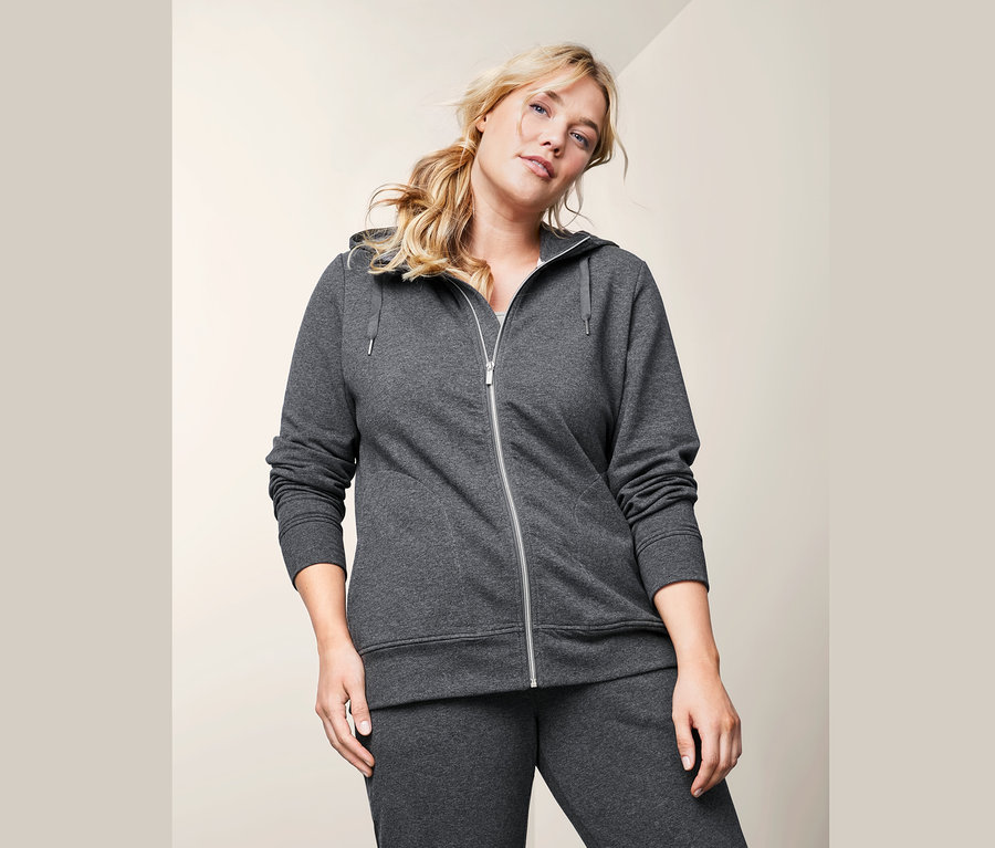 Frau trägt eine graue Sweatjacke.