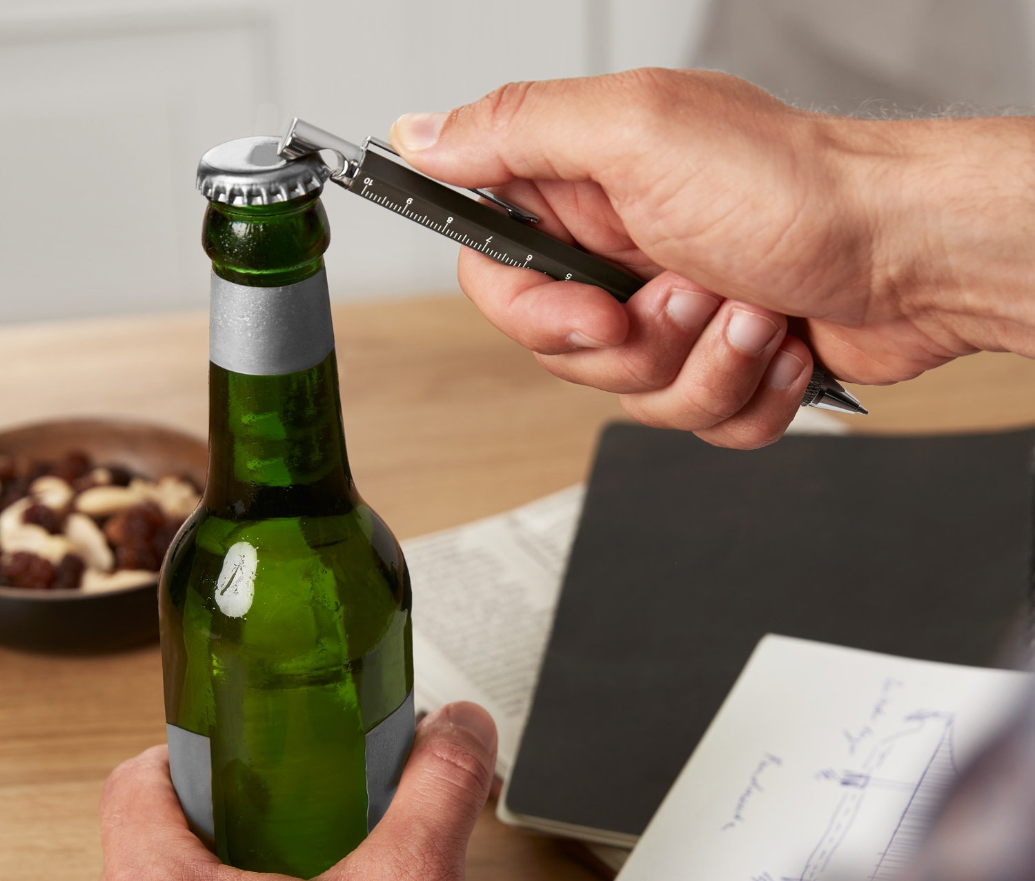 Mann öffnet eine grüne Flasche mit einem Multifunktions-Stift.