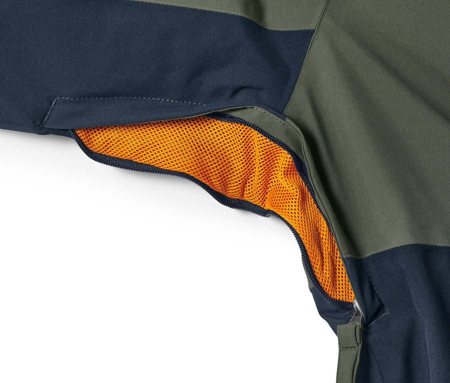 Detailaufnahme einer khakifarbenen Skijacke mit orangefarbener Netztasche mit Reißverschluss.