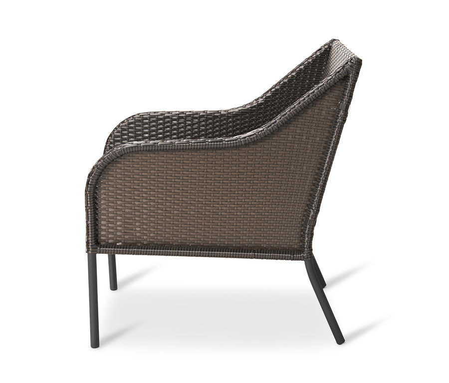 Brauner Loungesessel mit Polyrattangeflecht in Seitenansicht.