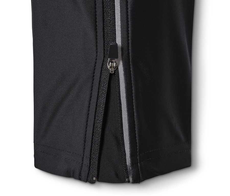 Detailaufnahme einer Fahrradhose mit geöffnetem Reißverschluss.