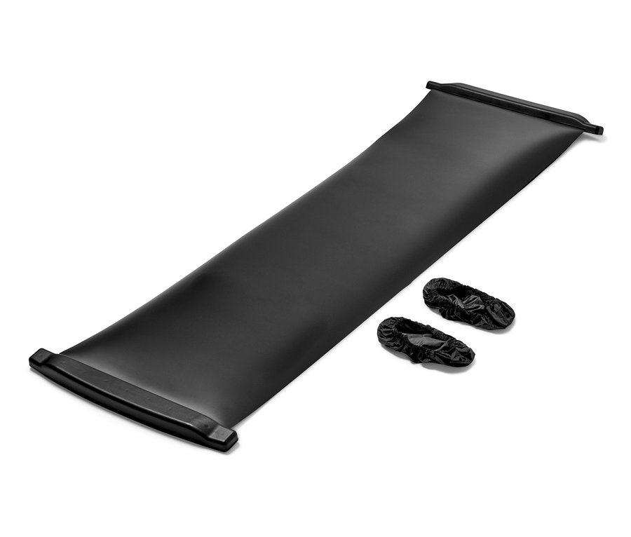 Schwarzes Slide-Board und zwei schwarze Überschuhe.