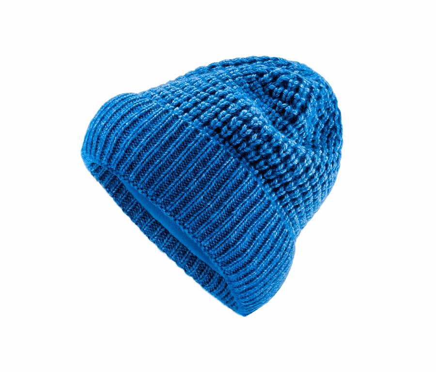 Blaue Strickmütze.
