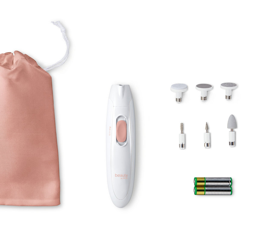 Maniküre- und Pediküre-Gerät mit Tasche, Aufsätzen und Batterien.